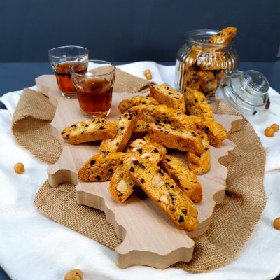 Cantucci toscani serviti su tagliere in legno di faggio regione Toscana