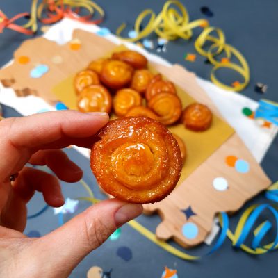 Arancini e limoncini di carnevale serviti su tagliere in legno di faggio regione Marche