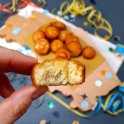 Arancini e limoncini di carnevale serviti su tagliere in legno di faggio regione Marche