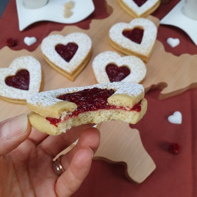 I biscotti di San Valentino serviti su tagliere in legno di faggio regione Veneto