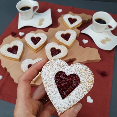 I biscotti di San Valentino serviti su tagliere in legno di faggio regione Veneto