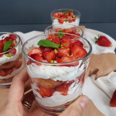 Tiramisù alle fragole in bicchiere servito su tagliere in legno di faggio regione Veneto