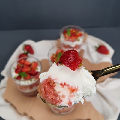 Tiramisù alle fragole in bicchiere servito su tagliere in legno di faggio regione Veneto