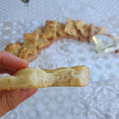 Focaccia genovese servita su tagliere in legno di faggio regione Liguria