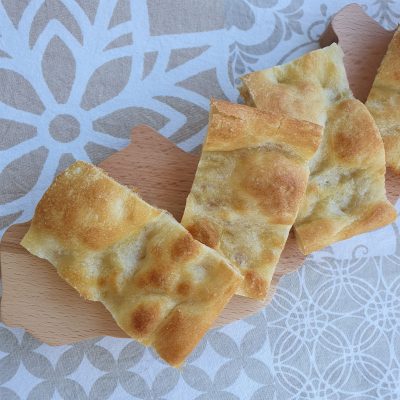 Focaccia genovese servita su tagliere in legno di faggio regione Liguria