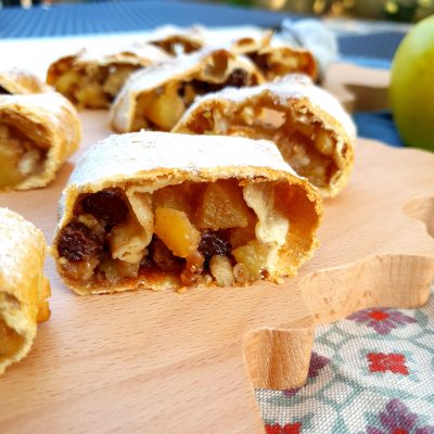 Strudel di mele servito su tagliere in legno di faggio regione Trentino Alto-Adige