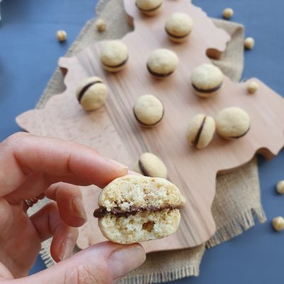 Baci di dama alle nocciole serviti su tagliere in legno di faggio regione Piemonte