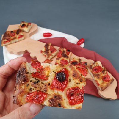 Focaccia barese servita su tagliere in legno di faggio regione Puglia