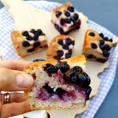 Schiacciata con l'uva servita su tagliere in legno di faggio regione Toscana