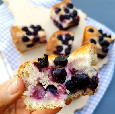 Schiacciata con l'uva servita su tagliere in legno di faggio regione Toscana