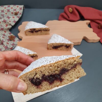 Torta grano saraceno e mirtilli servita su tagliere in legno di faggio regione Trentino Alto-Adige