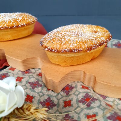 Pasticciotti crema e amarene serviti su tagliere in legno di faggio regione Puglia